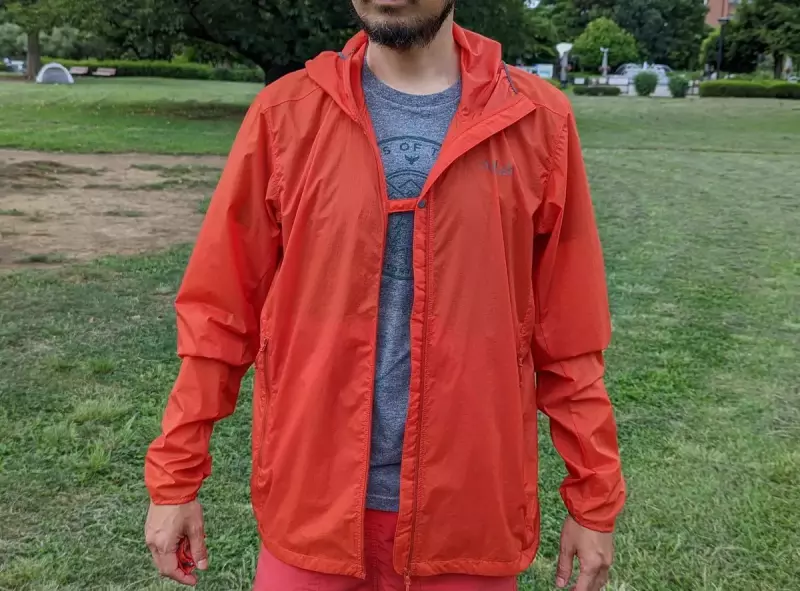 ストームフラップと呼ばれるスナップボタンがフロントについている