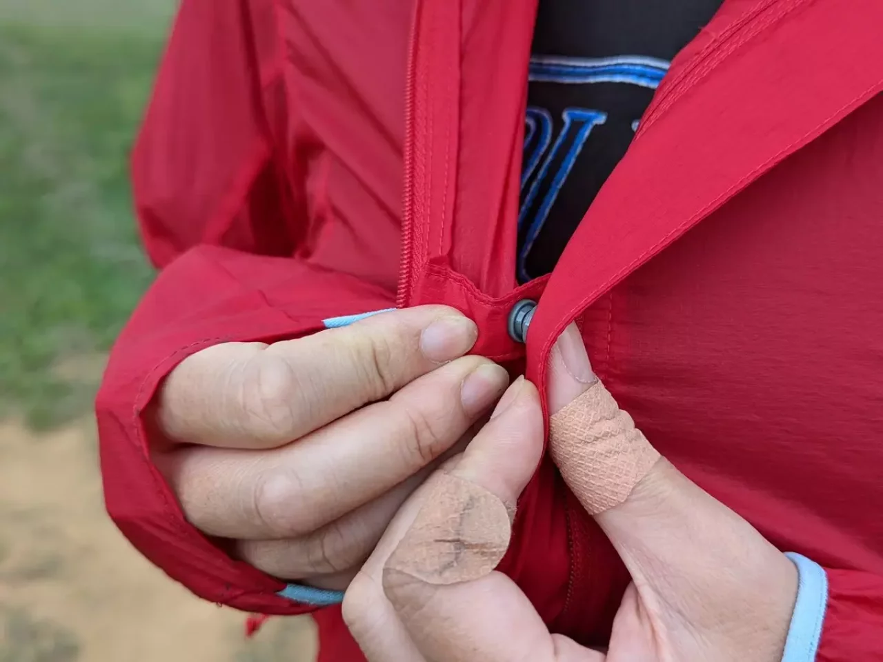 ストームフラップと呼ばれるスナップボタンがフロントについている