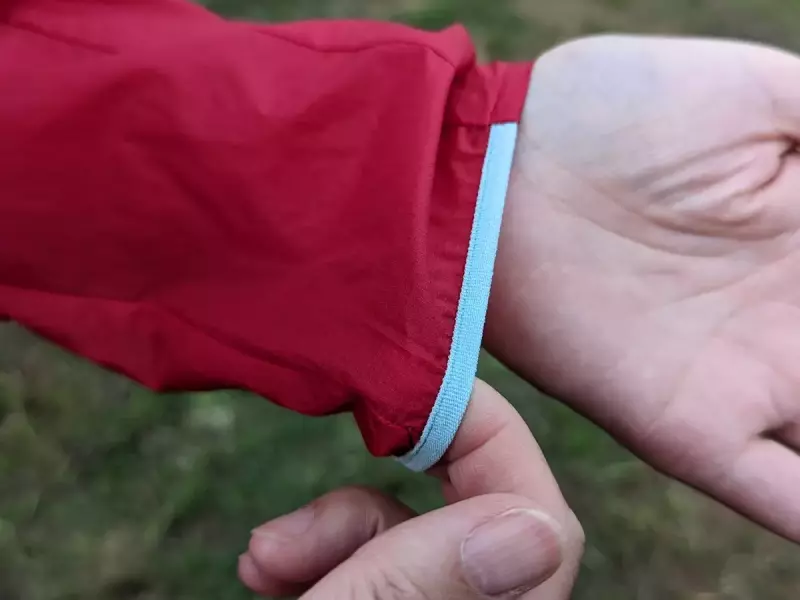 袖口には伸縮性のある素材で手首に優しくフィット