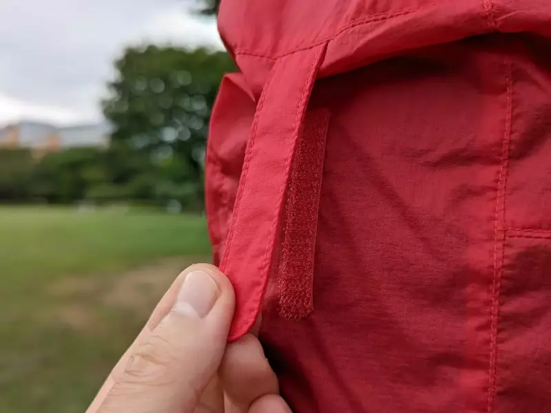 頭頂部はマジックテープでフィットの調整