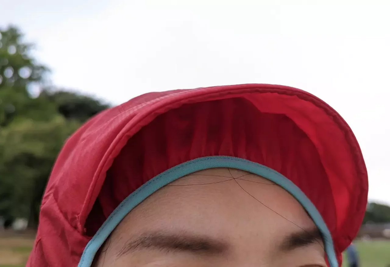 フードの前面は袖口に使用されている伸縮性のある素材でフィット