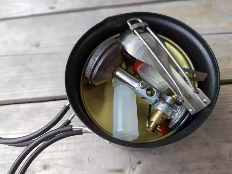 本体のポットは内径が11cmあり、250サイズのガスカートリッジを収納する