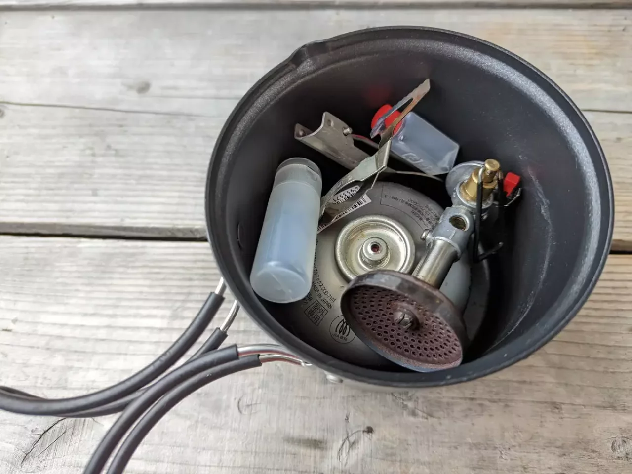 110缶のガスカートリッジを収納