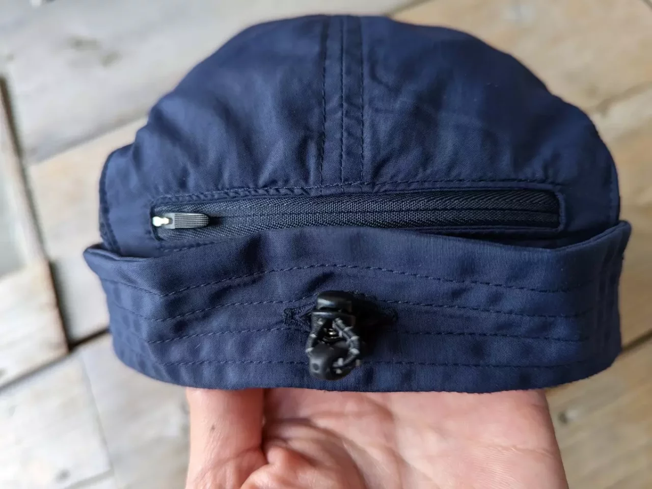 キャップの周りのイヤーフラップ