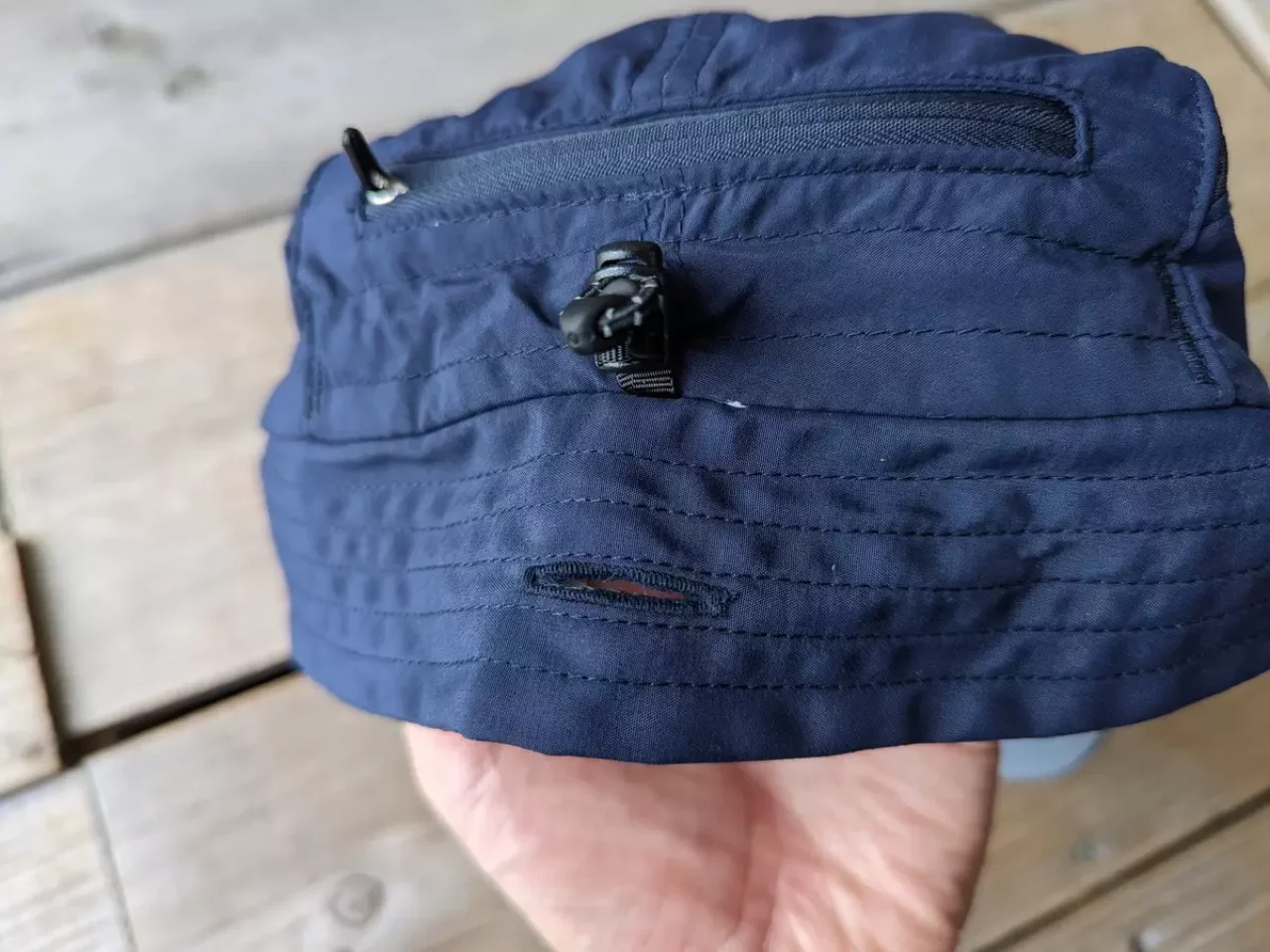 キャップの周りのイヤーフラップ