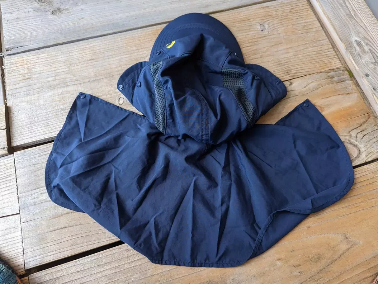 ジッパー式ポケットからネックケープを取り出す