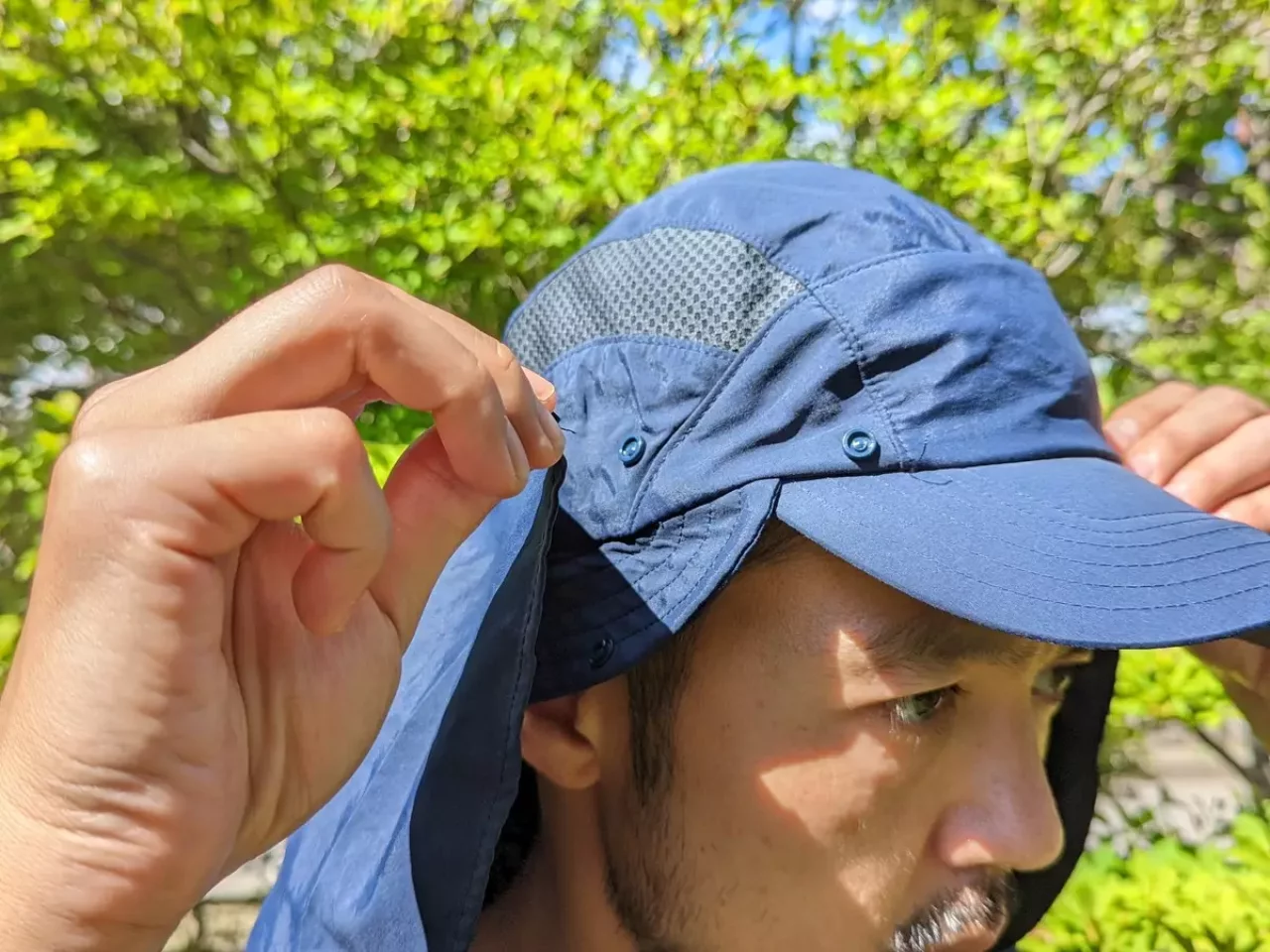 、ネックケープについているスナップボタンを、ツバの上部に備わっているスナップボタンに取り付けることで顔の前面以外、すべてを紫外線から守ることができます。