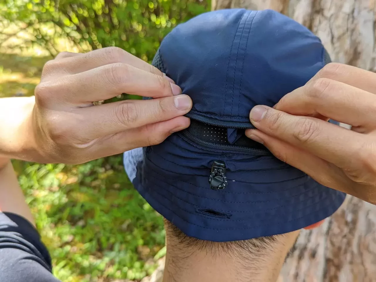 、ネックケープについているスナップボタンを、ツバの上部に備わっているスナップボタンに取り付けることで顔の前面以外、すべてを紫外線から守ることができます。