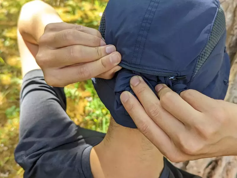 、ネックケープについているスナップボタンを、ツバの上部に備わっているスナップボタンに取り付けることで顔の前面以外、すべてを紫外線から守ることができます。