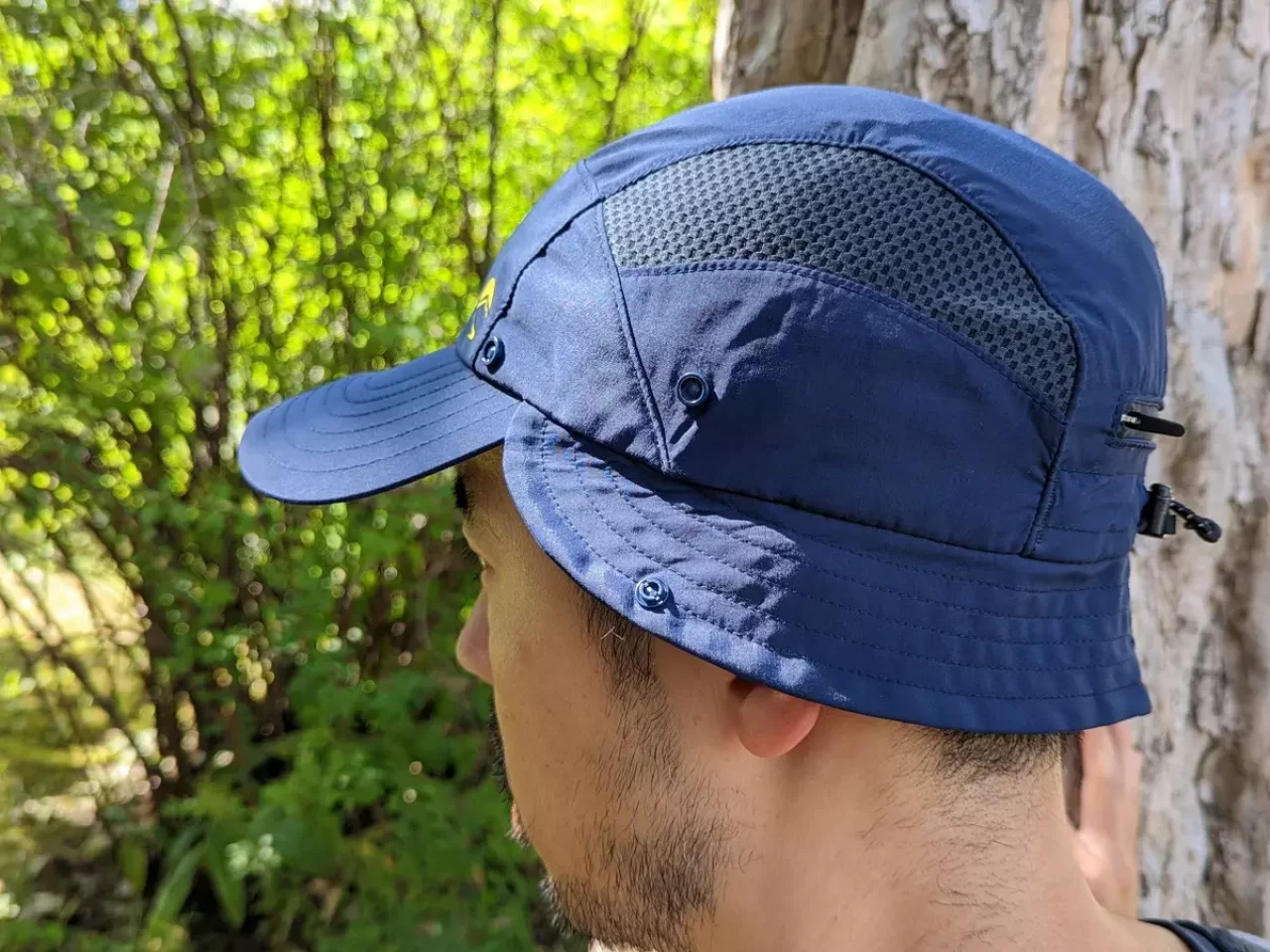 広げることで耳と頭の後ろ側を日陰にする