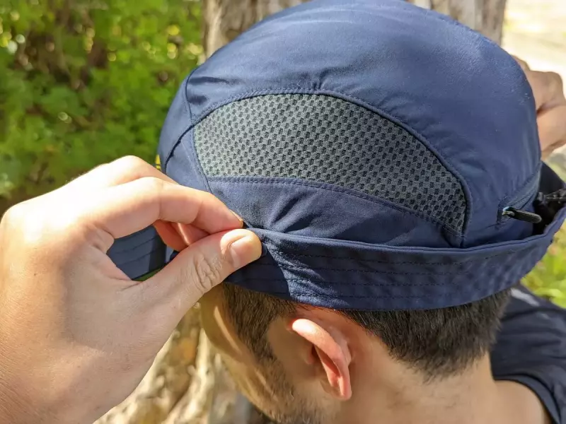 キャップの周りのイヤーフラップ