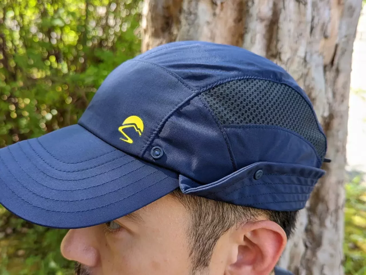 頭のサイドはメッシュ素材