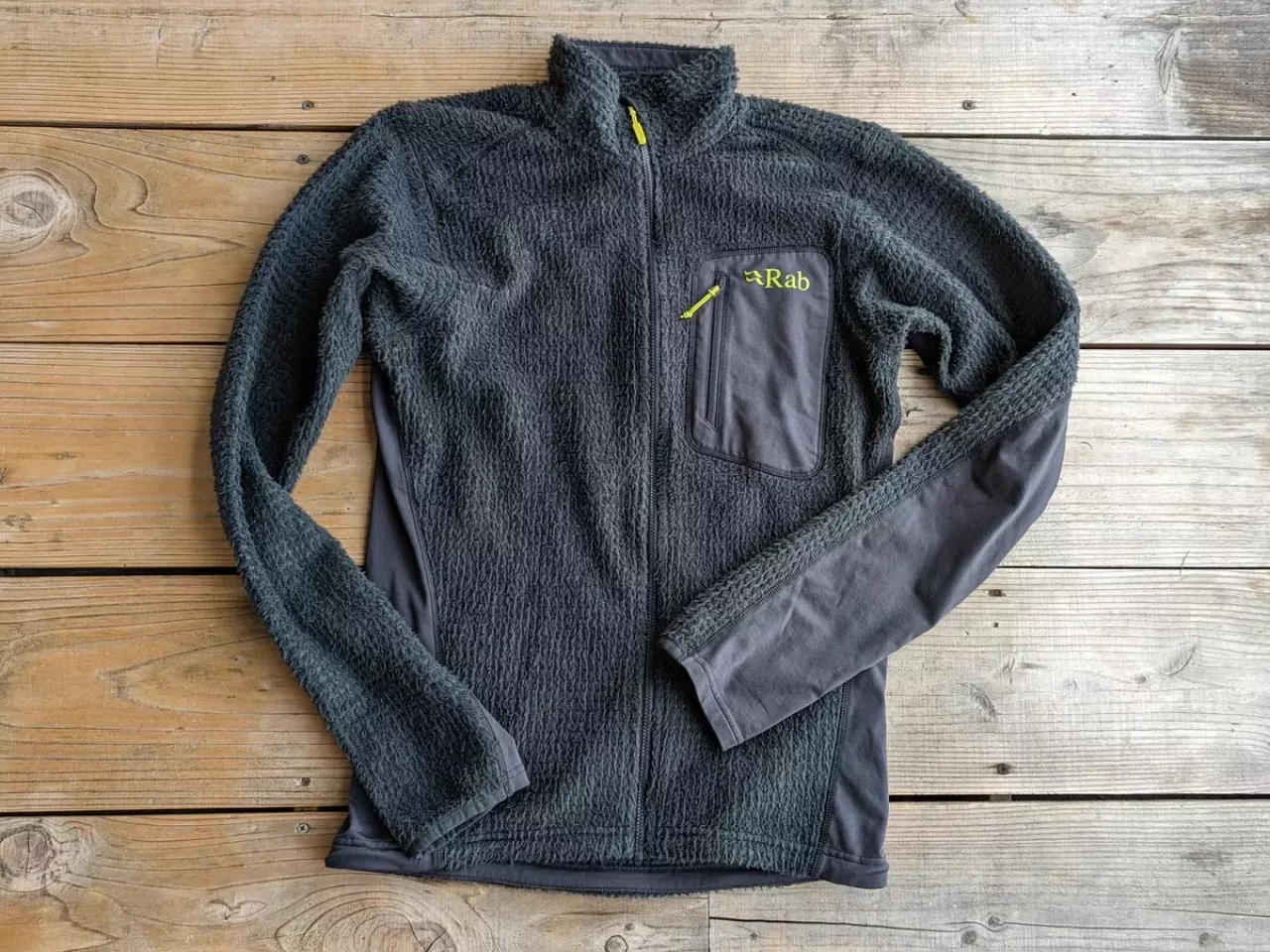 通気性に優れ汎用性の高いミドルレイヤー『Rabアルファジャケット』