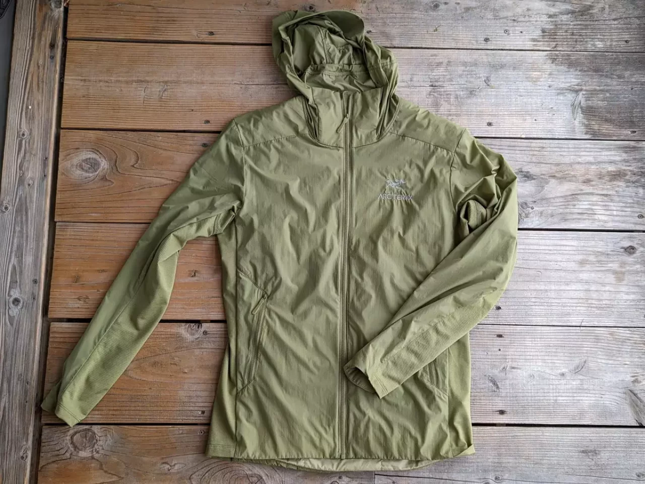 軽量でレイヤリングがしやすいミドルレイヤー『アークテリクス アトム SL フーディ』