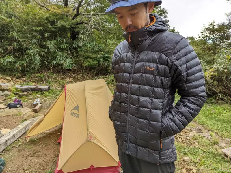 【レビュー】ダウンウェアに優れたRabの軽量なダウンフーディ『ミシックアルパイン ライトジャケット』|ダウンジャケット・パンツ|登山ウェア|山のモノ|登山・トレラン・山スキーマガジン「山旅旅」