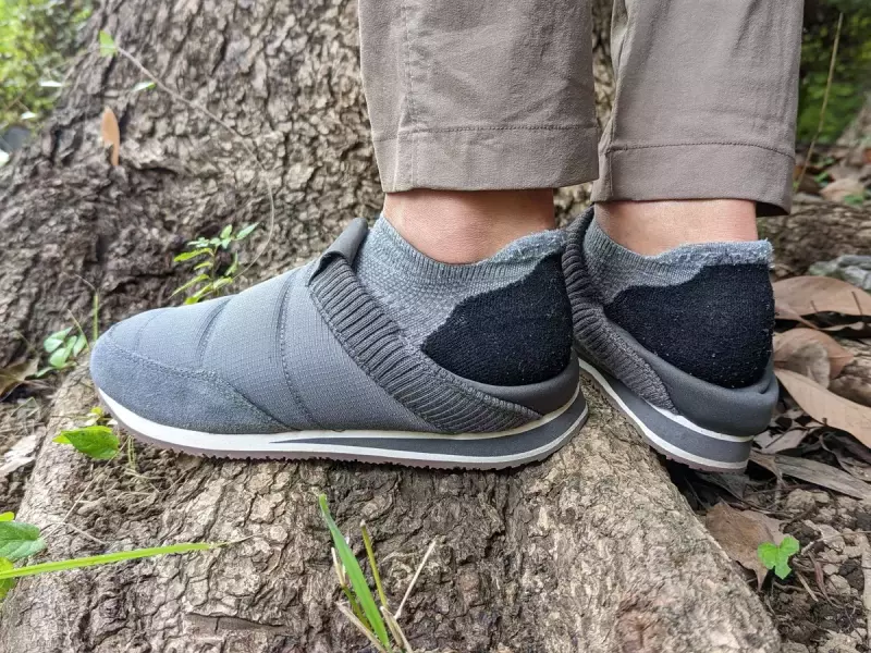 テント内の出入りがしやすいシューズ