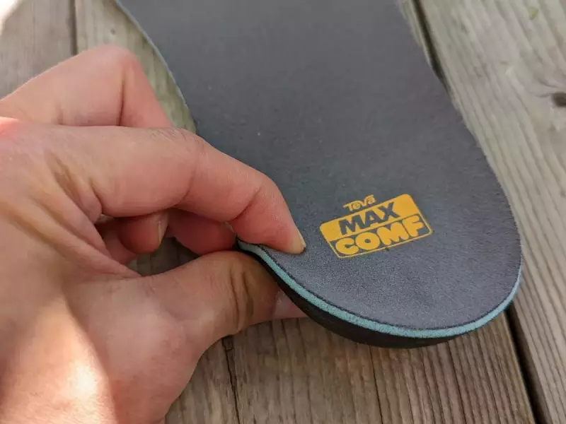 非常に優れたクッション性のある形状記憶フォームで足裏の疲れを軽減