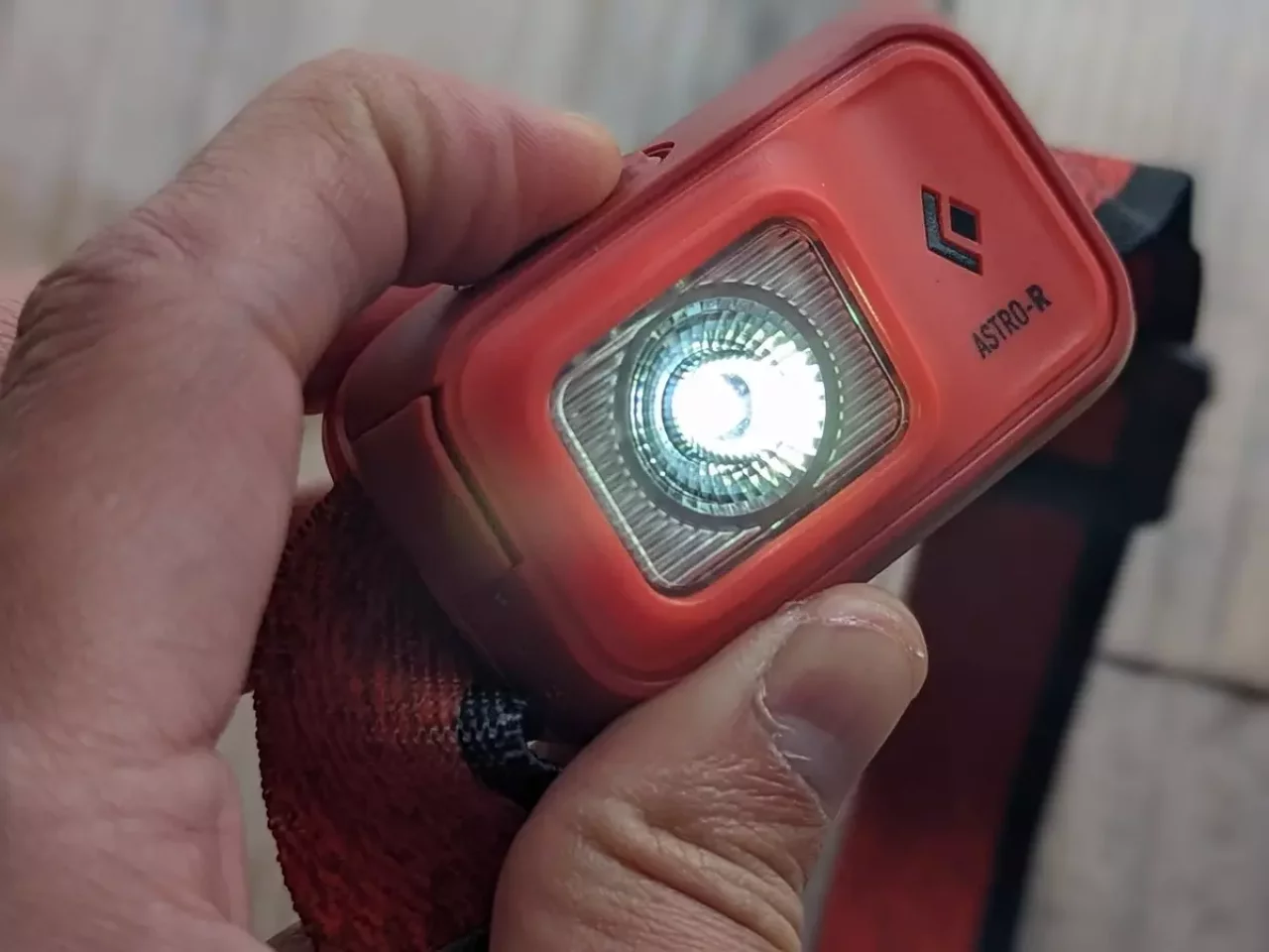 コストパフォーマンスに優れた初心者におすすめの充電式ヘッドライト『アストロ300-R』