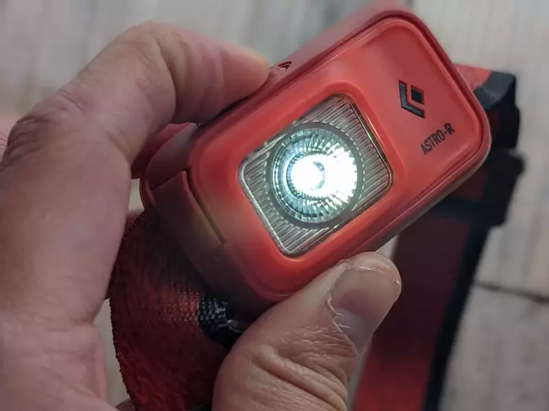 コストパフォーマンスに優れた初心者におすすめの充電式ヘッドライト『アストロ300-R』