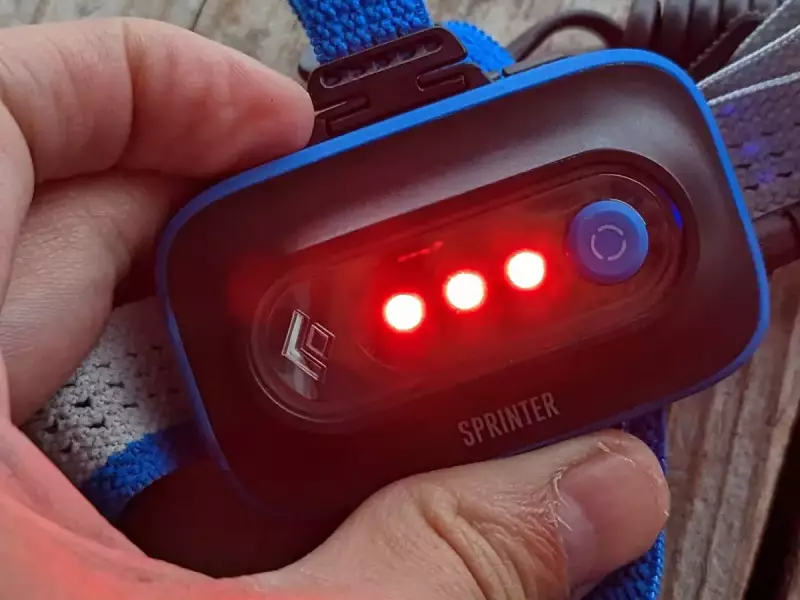 後頭部に追加されている電池ボックスの赤色LEDのオンオフ切り替え