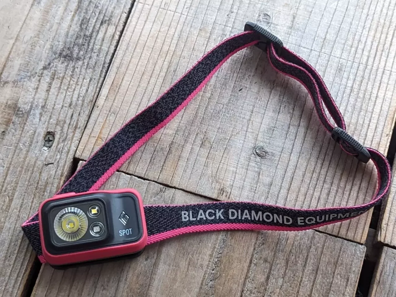 軽量にこだわる登山者におすすめの充電式ヘッドライト『スポット400-R』