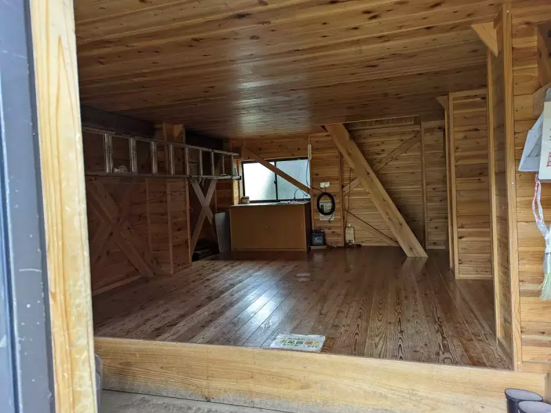 避難小屋はとてもきれいに整備されており、中にはトイレが併設