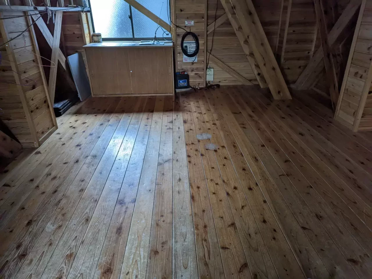 避難小屋はとてもきれいに整備されており、中にはトイレが併設