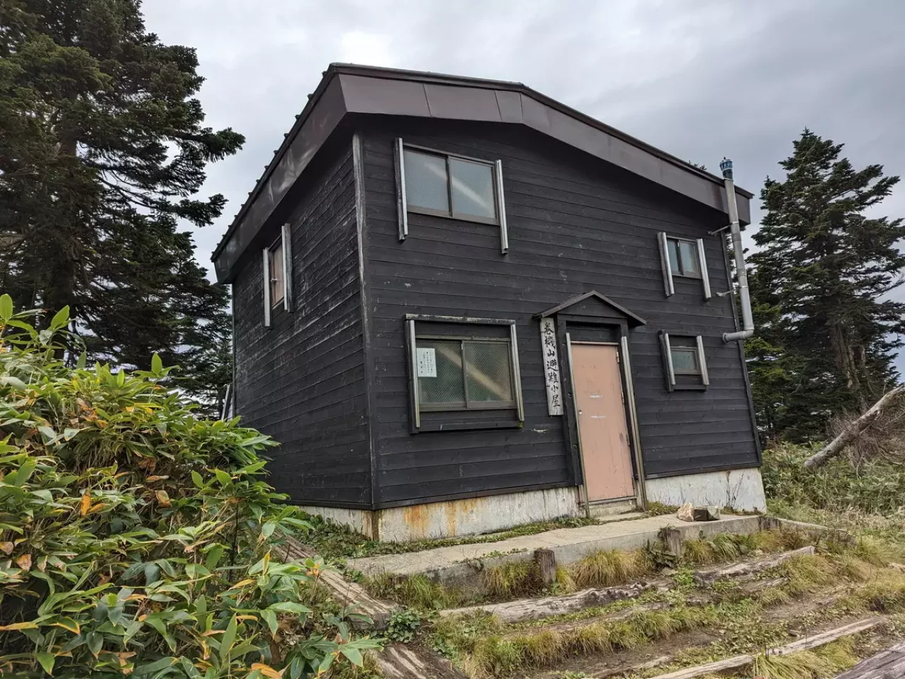 避難小屋はとてもきれいに整備されており、中にはトイレが併設