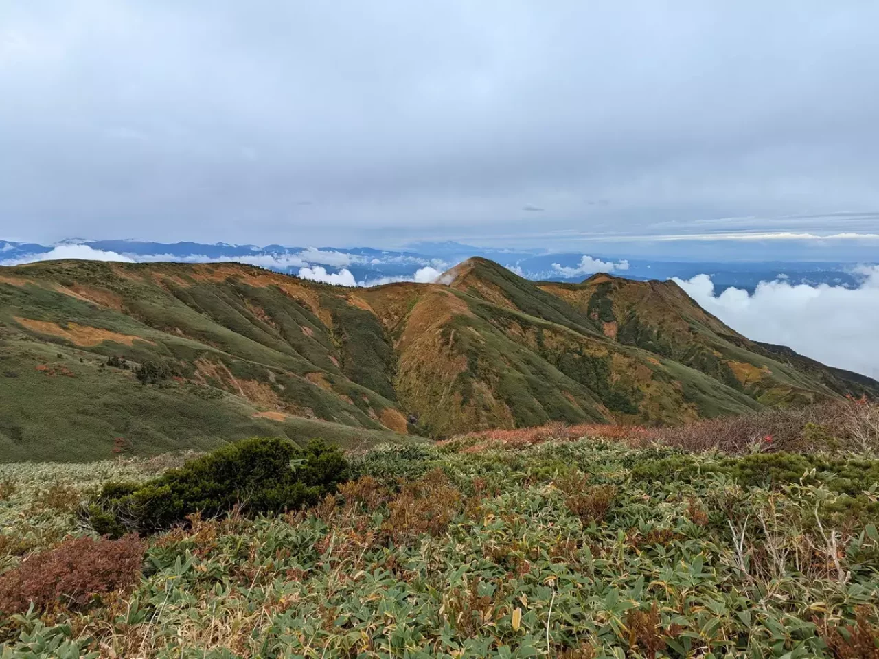 牛ヶ岳から巻機山と割引岳の稜線を眺める