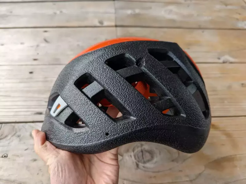 軽量化を行ったハイブリッド構造を持つ登山用ヘルメット