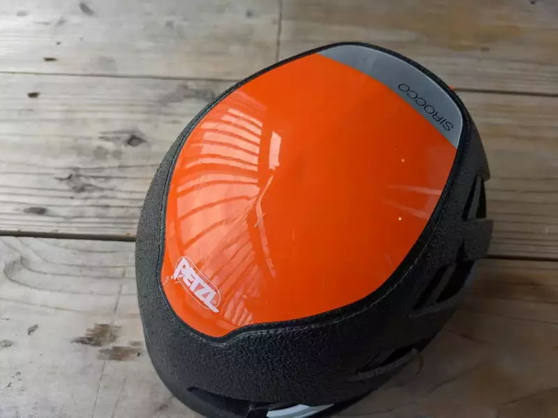 落石による頭頂部を守るヘルメット構造