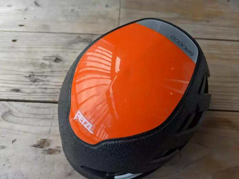 落石による頭頂部を守るヘルメット構造