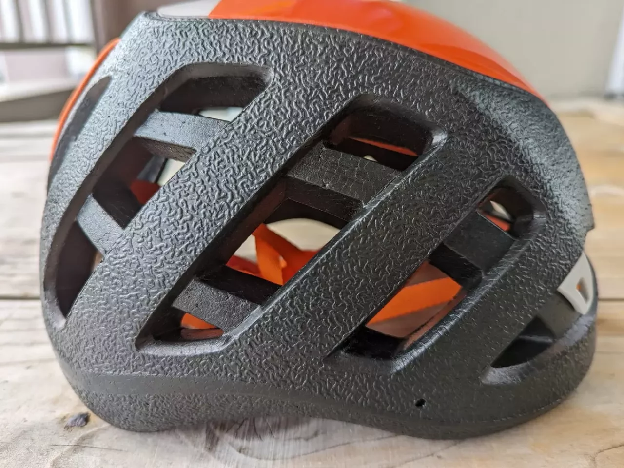 複数のベンチレーターがヘルメット全体に配置