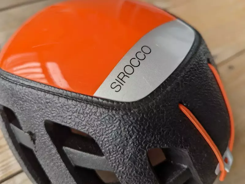 高い快適性を備えた登山用ヘルメット