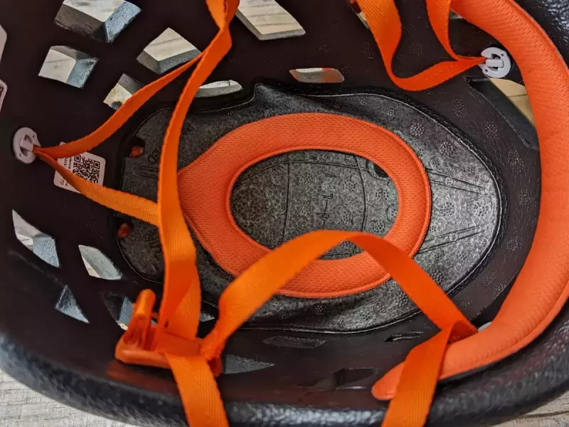 落石による頭頂部を守るヘルメット構造