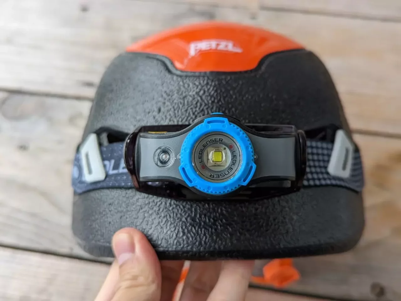 夜間の登山でもヘッドランプ装着が可能