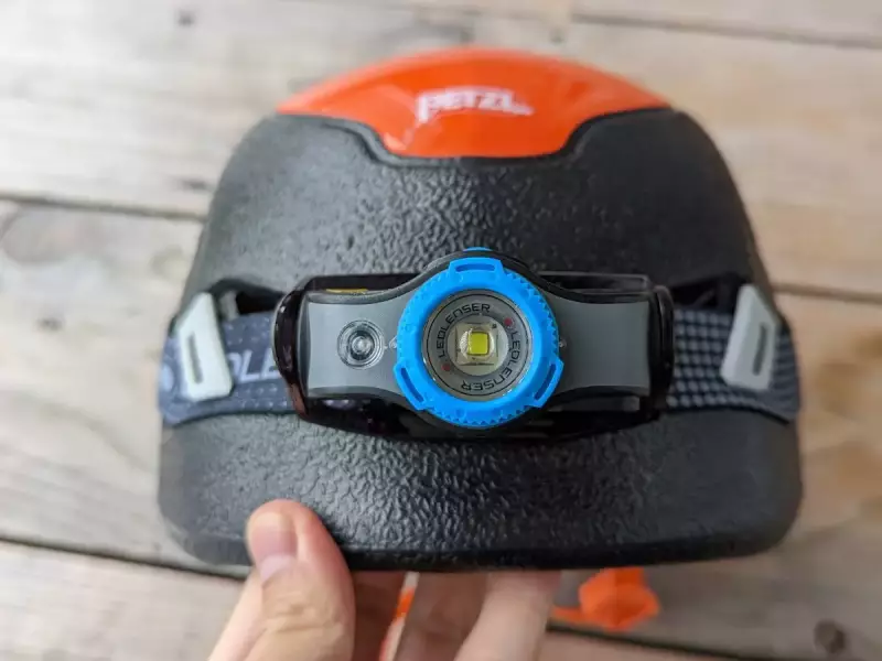 夜間の登山でもヘッドランプ装着が可能