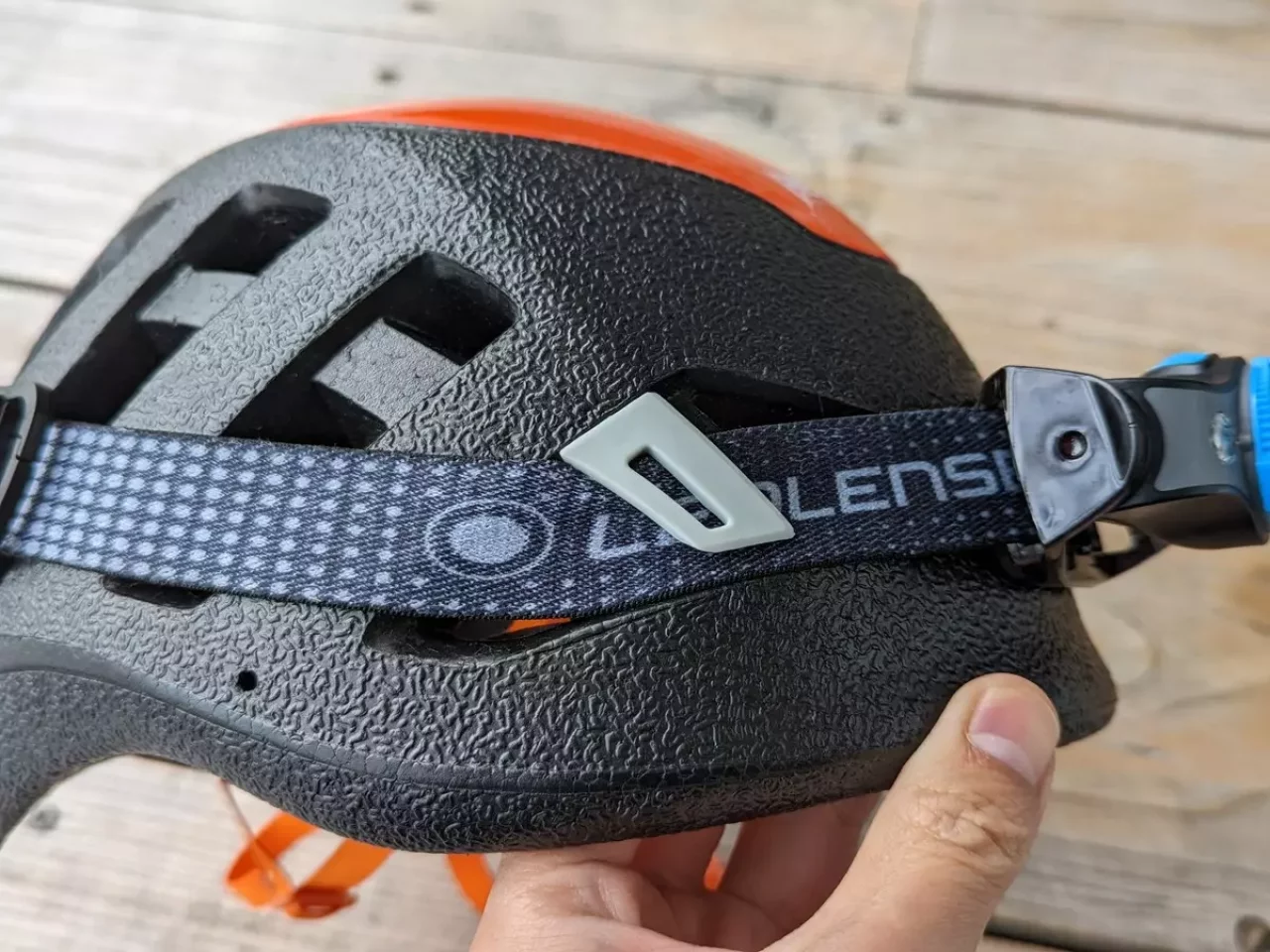 夜間の登山でもヘッドランプ装着が可能