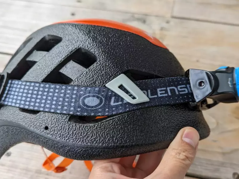 夜間の登山でもヘッドランプ装着が可能