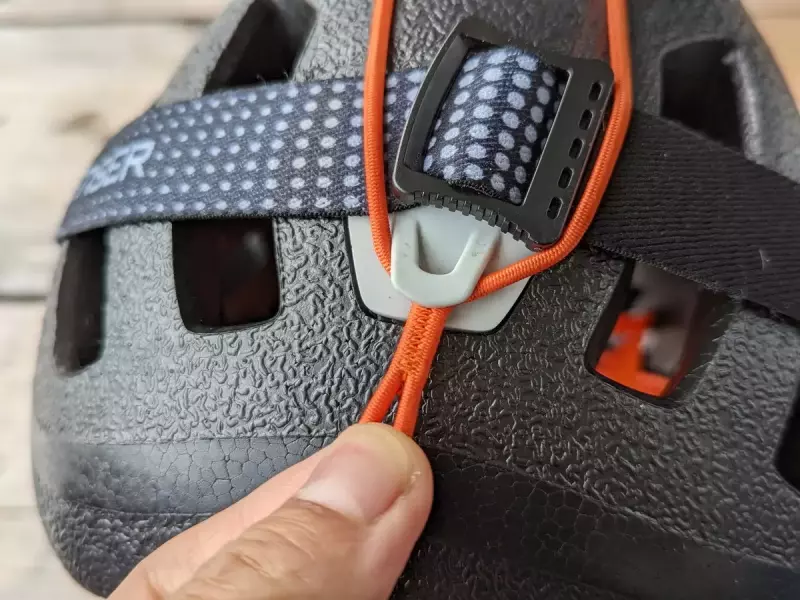 夜間の登山でもヘッドランプ装着が可能