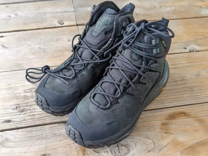 防水性と高級感ある風合いの融合が特徴のハイキングシューズ