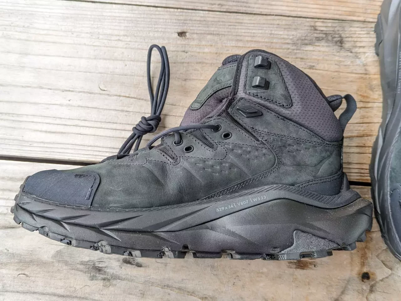 ミドルカットのハイキングシューズ