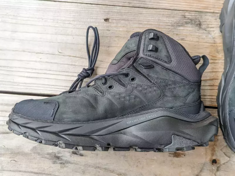ミドルカットのハイキングシューズ