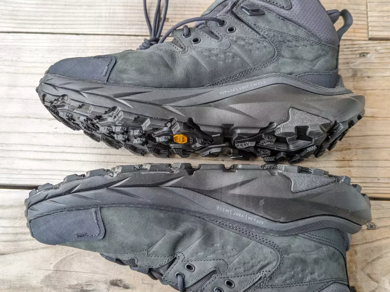 防水性と高級感ある風合いの融合が特徴のハイキングシューズ