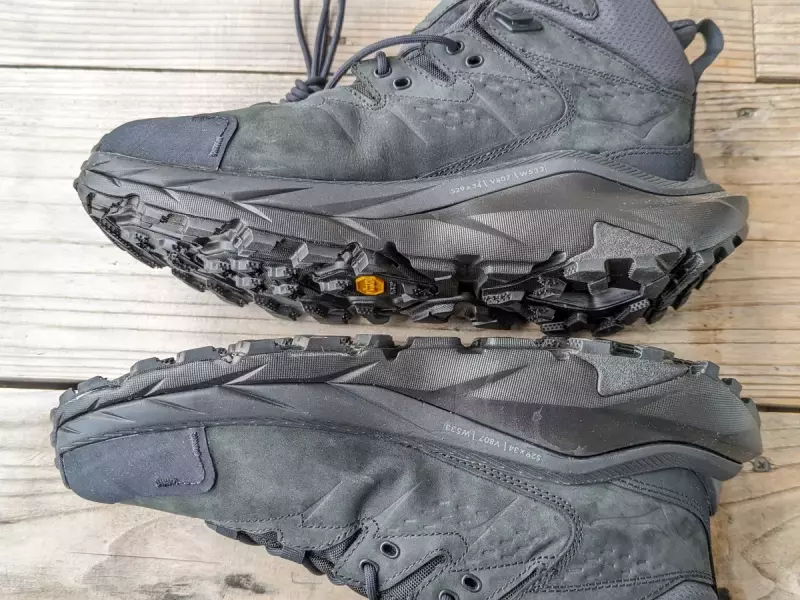 防水性と高級感ある風合いの融合が特徴のハイキングシューズ