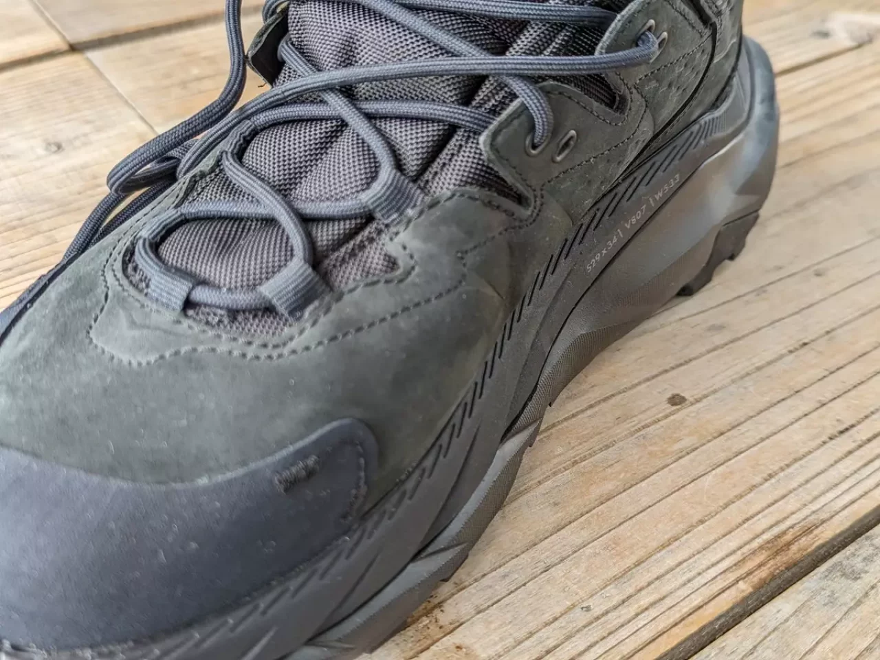 防水性と高級感ある風合いの融合が特徴のハイキングシューズ
