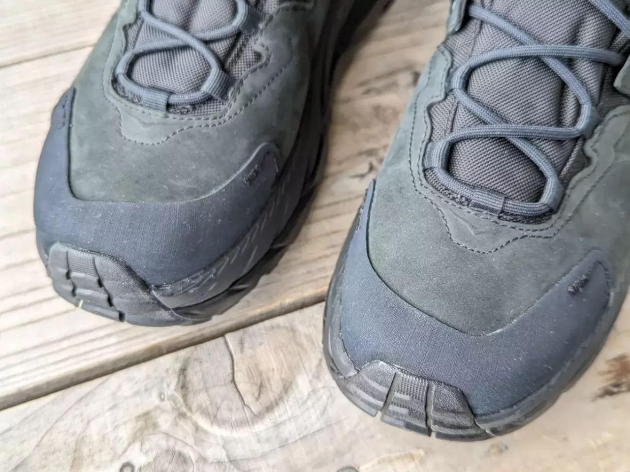 つま先を保護するアッパー構造