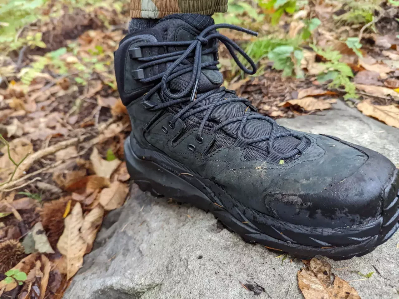 防水性と高級感ある風合いの融合が特徴のハイキングシューズ