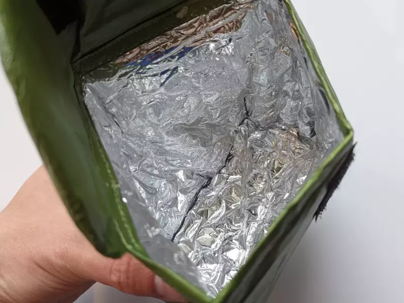 スタンドコジーは保温に優れたアストロフォイルがメイン素材