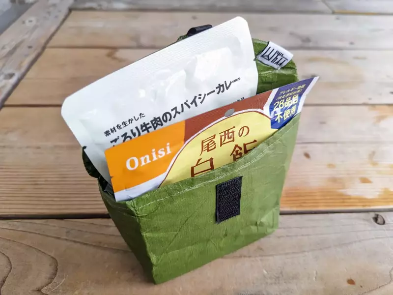 その名の通りスタンドする保温ケース